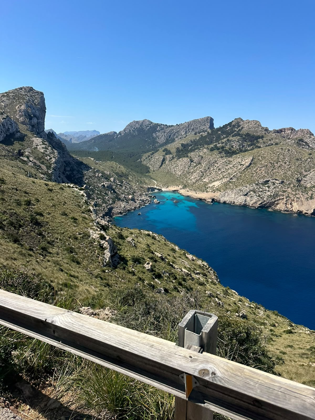 Crique aux eaux turquoises vue depuis la route à Majorque