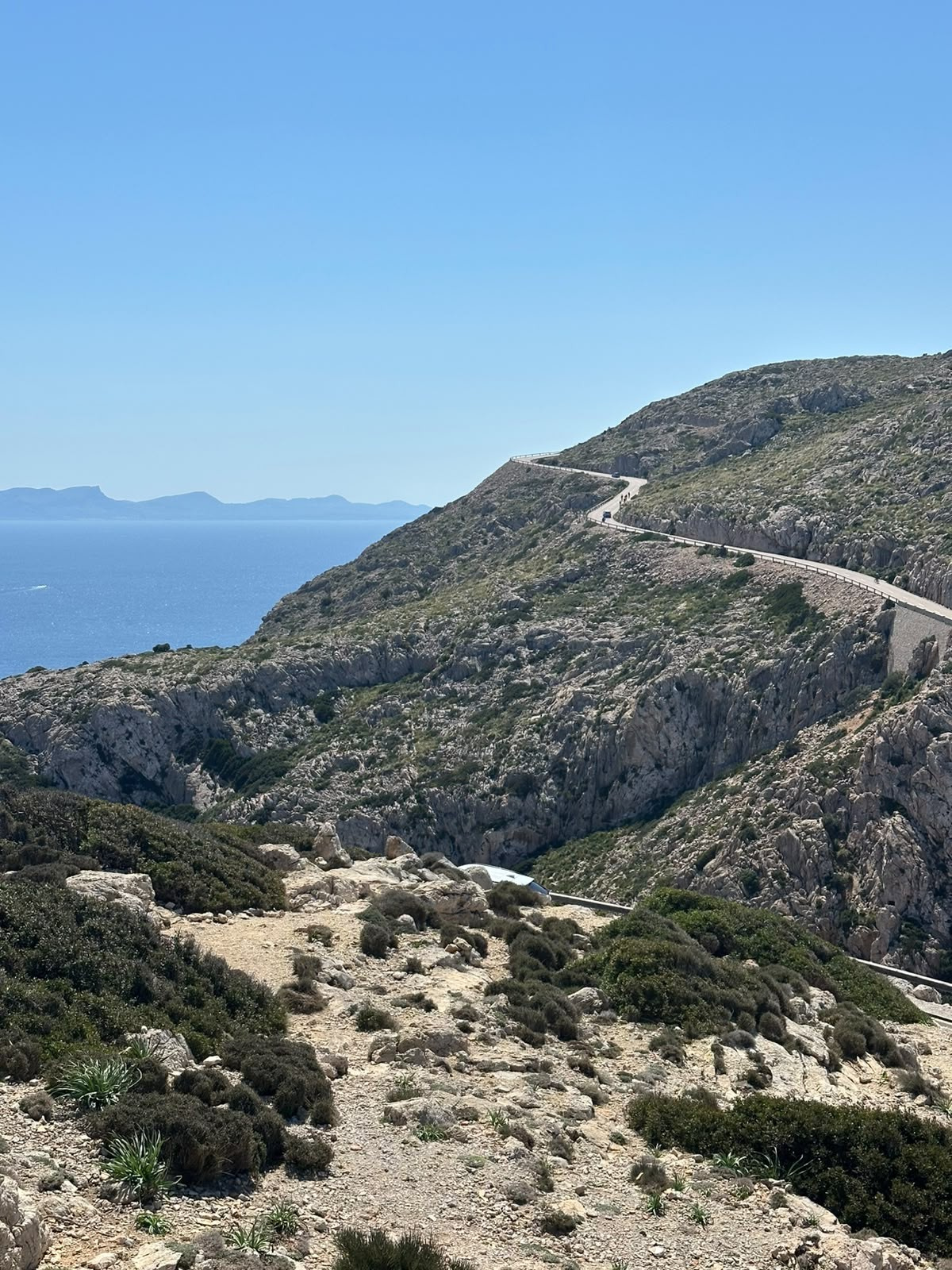 Route côtière en falaise face à la mer à Majorque