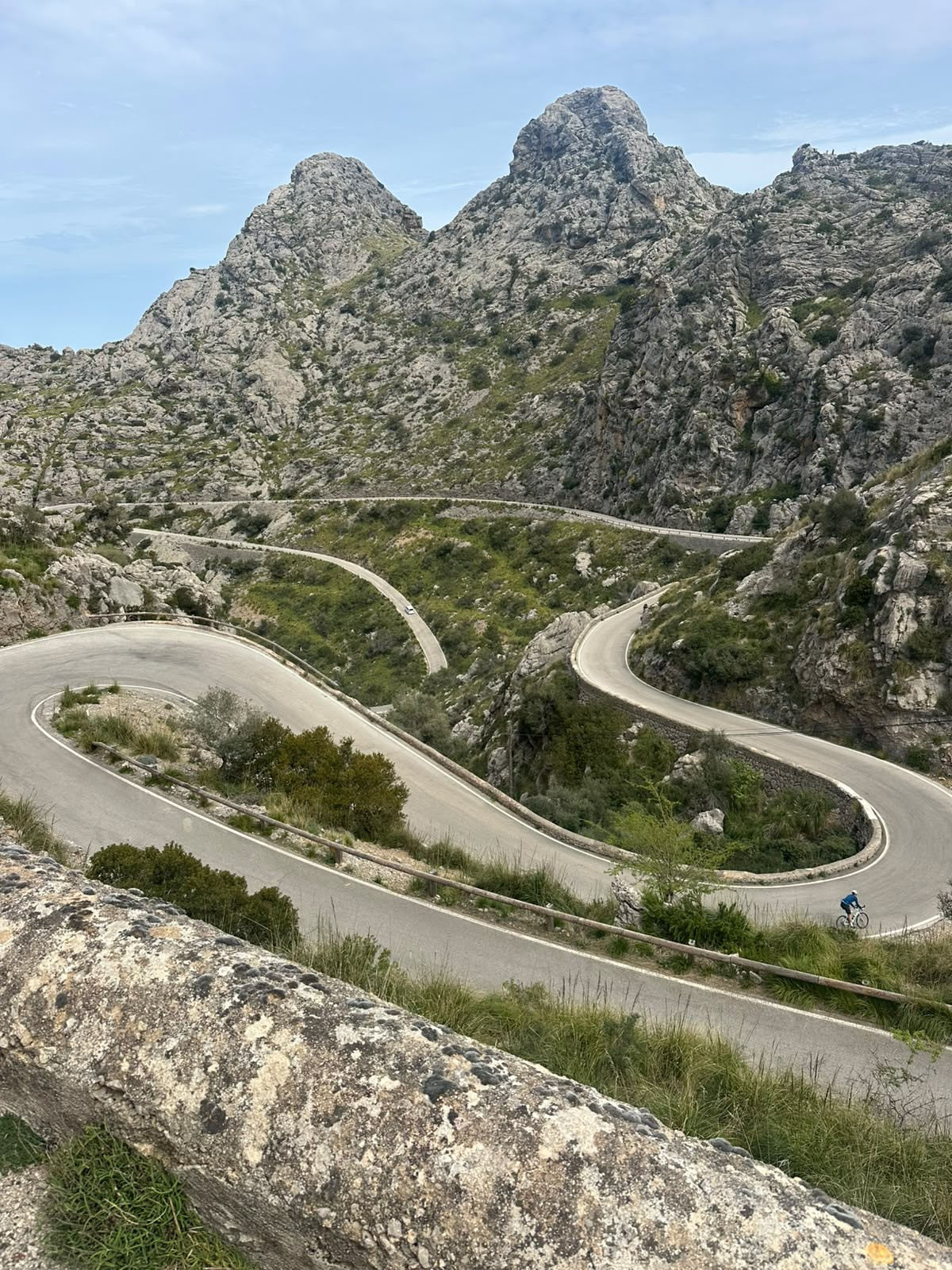 Route en lacets avec cycliste à Majorque