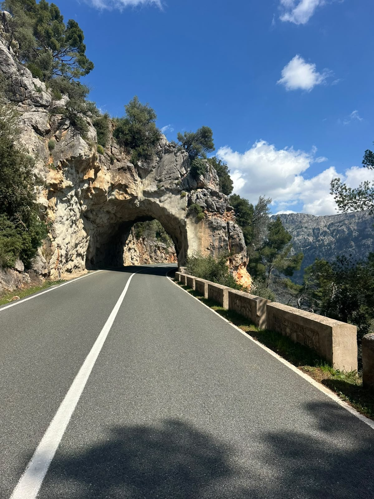 Tunnel routier taillé dans la roche à Majorque